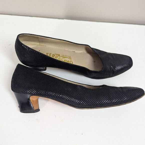 Salvatore Ferragamo Black Leather Low Heel Pumps – Textured Dot Pattern – Sz 7aa - Picture 9 of 9